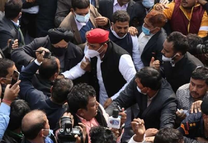 FIR against 21 including former chief minister Akhilesh Yadav, case of assault on media persons