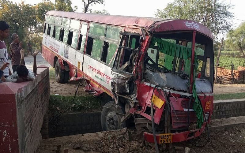 Accident in Banda three injured in roadways bus and postal parcel train