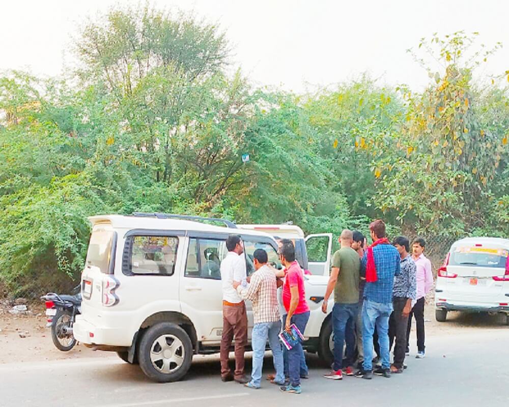 Chaos, shoe-kicking, police bid-still organized near CM Yogi's synagogue in Banda