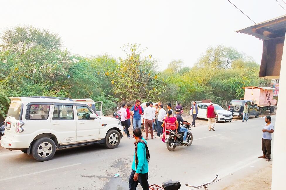 Chaos, shoe-kicking, police bid-still organized near CM Yogi's synagogue in Banda