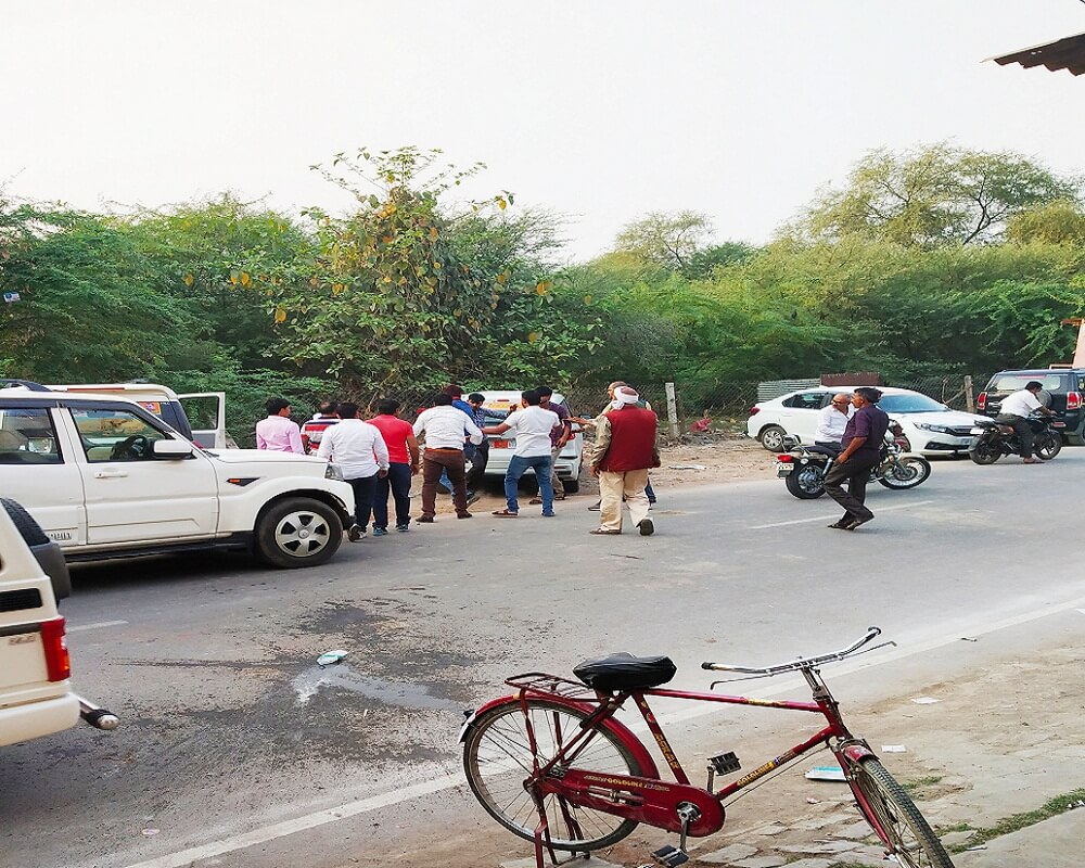 Chaos, shoe-kicking, police bid-still organized near CM Yogi's synagogue in Banda