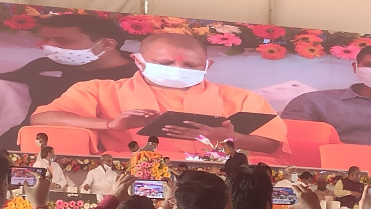 Samarniti News, first of all you have : CM Yogi in Banda, present at GIC ground