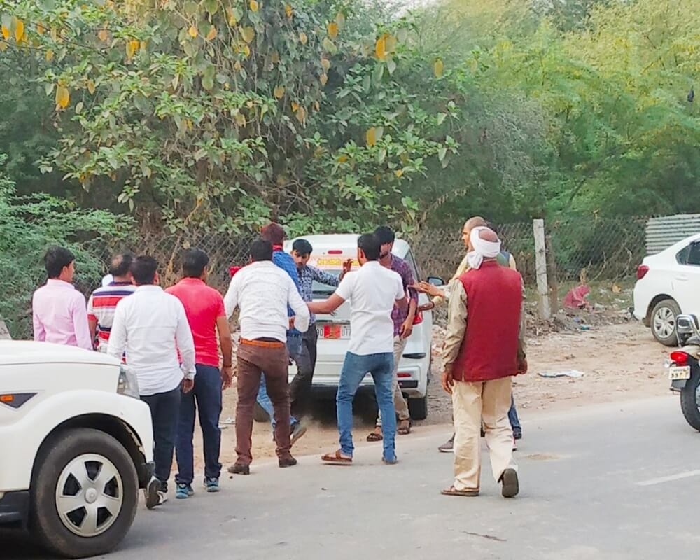 Chaos, shoe-kicking, police bid-still organized near CM Yogi's synagogue in Banda