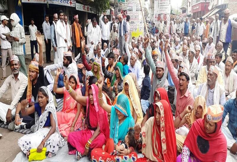 Farmers protest against agricultural laws in Banda, force deployed
