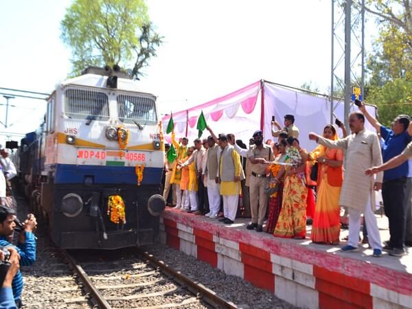 Special train news : new train reached Banda on first day, it became easy to go to Madhya Pradesh, Bihar-Surat