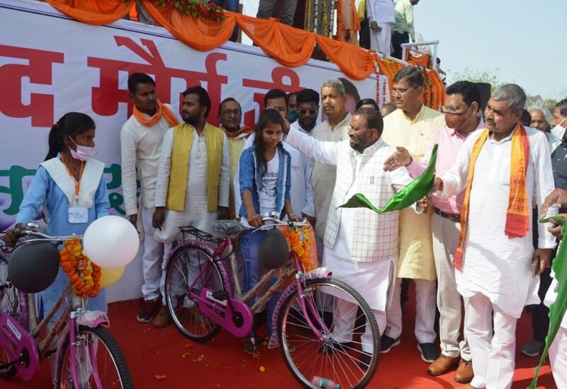 Cabinet Minister Swami Prasad Maurya said in Banda, earlier only red hats used to get bicycles