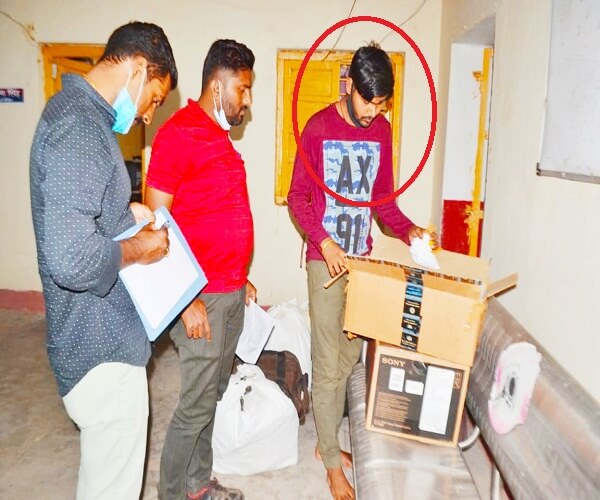 Breaking : youth who fled after stealing singer Amit Kumar's house in Mumbai was arrested in Banda, Mumbai police arrived