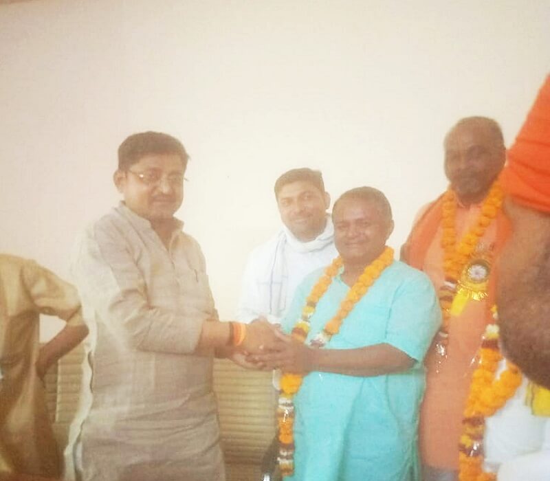 UP Panchayat Chunaav-2021 : Banda BJP District President garlanded candidates, gave mantra of victory