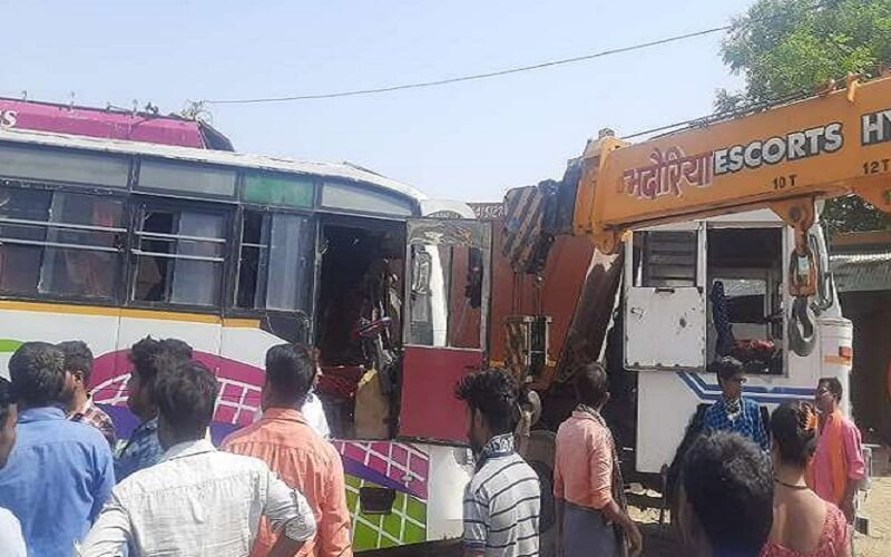 Breaking : Dumper of bus carrying Banda to Kanpur traders collides, 20 injured