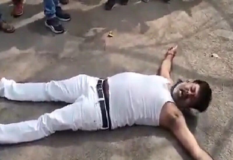 UP : Fajite : BJP MLA tore shirt, then sit on the road, sit on dharna, accusations on DM-SP