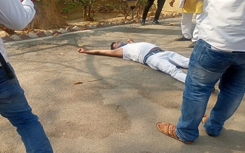 UP : Fajite : BJP MLA tore shirt, then sit on the road, sit on dharna, accusations on DM-SP