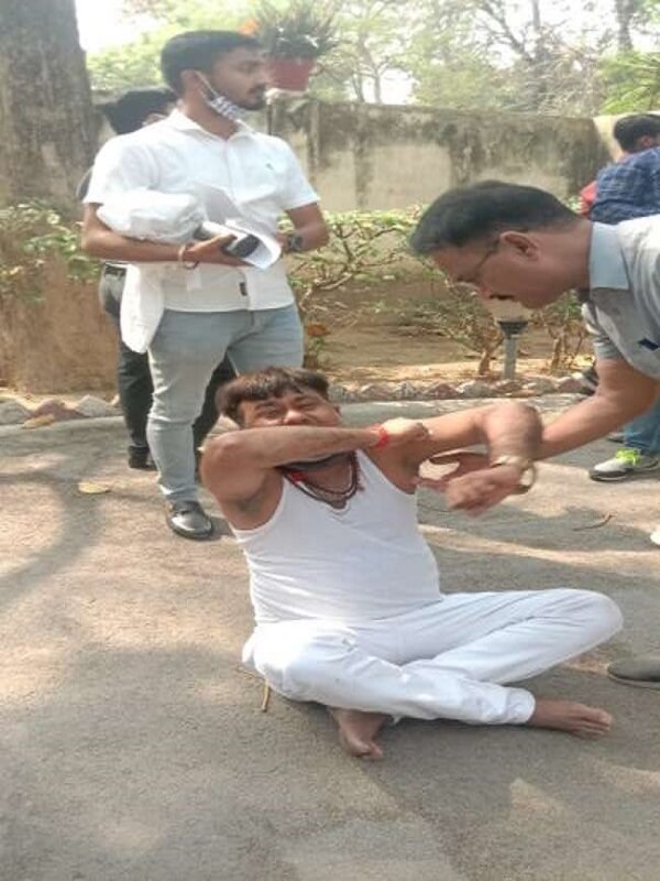 UP : Fajite : BJP MLA tore shirt, then sit on the road, sit on dharna, accusations on DM-SP