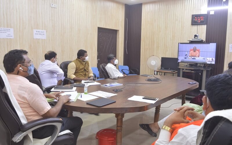 CoronaVirus : CM Yogi speaks to Banda municipal body presidents and officials