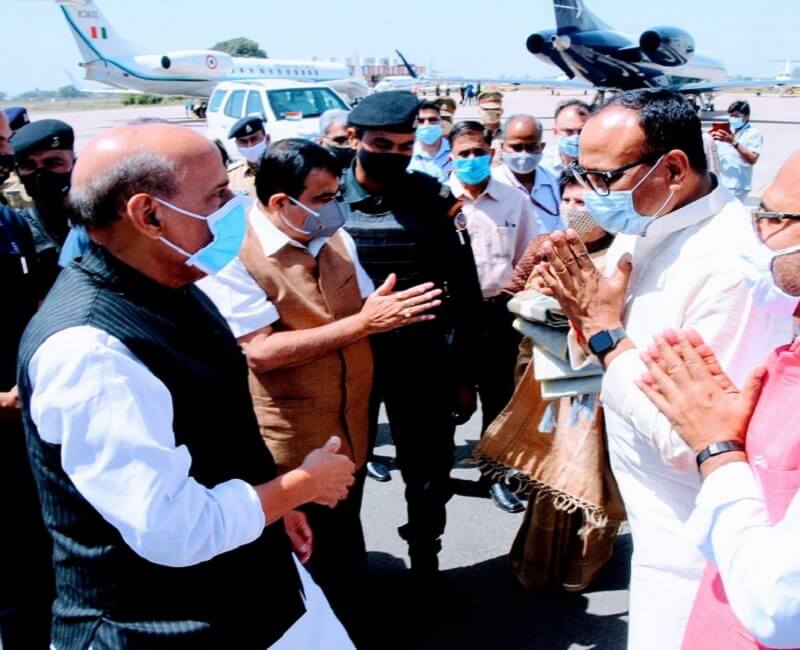 Defense Minister Rajnath Singh inaugurated and laid foundation stone of bridges in Lucknow