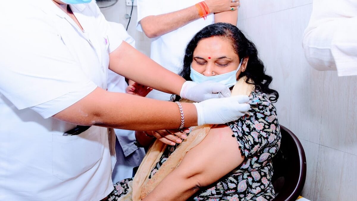 CM Yogi Adityanath got the first dose of Corona vaccine