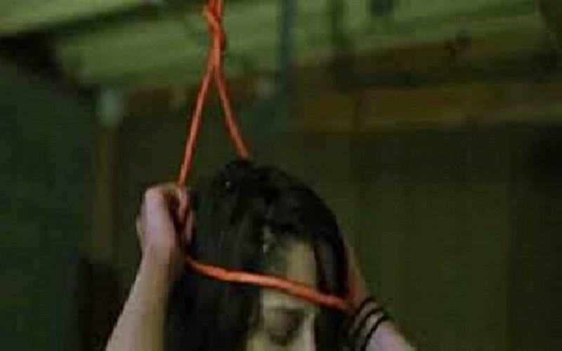 Suicide : Girl student returned from college in Banda hanged her family members