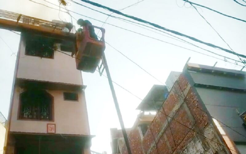 Breaking News : Massive fire broke out in building near Maheshwari Devi temple square in Banda