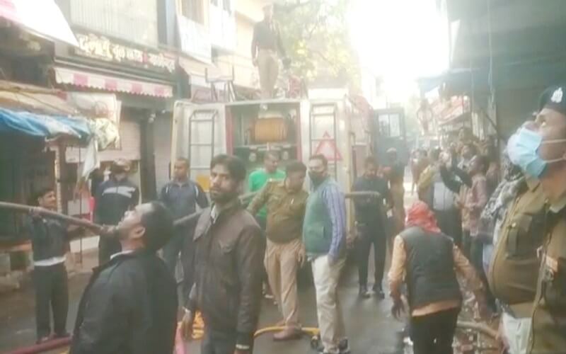 Breaking News : Massive fire broke out in building near Maheshwari Devi temple square in Banda