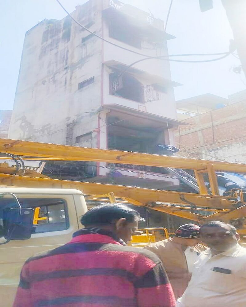Breaking News : Massive fire broke out in building near Maheshwari Devi temple square in Banda
