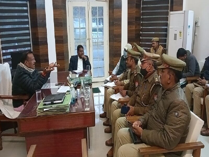 Banda commissioner Dinesh Kumar Singh took a meeting of magistrate and outpost incharge