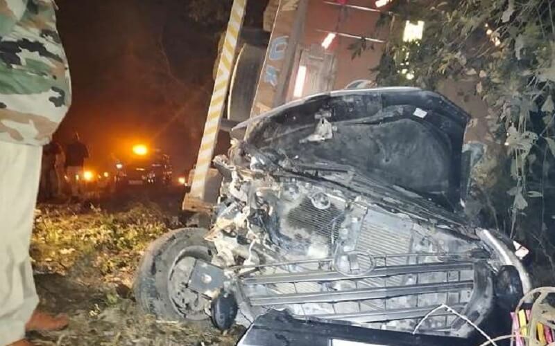 Breaking news  : Tanker overturns on police's dial 112 car, 3 policemen including two female constables buried