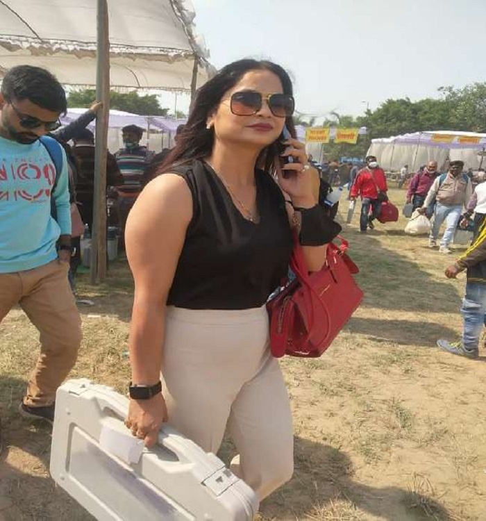 UP Elections 2022 : Yellow sari officer Reena Dwivedi now seen in this new avatar in Lucknow