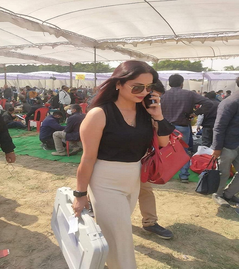 UP Elections 2022 : Yellow sari officer Reena Dwivedi now seen in this new avatar in Lucknow