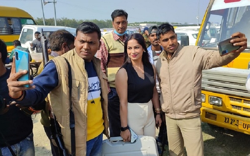UP Elections 2022 : Yellow sari officer Reena Dwivedi now seen in this new avatar in Lucknow