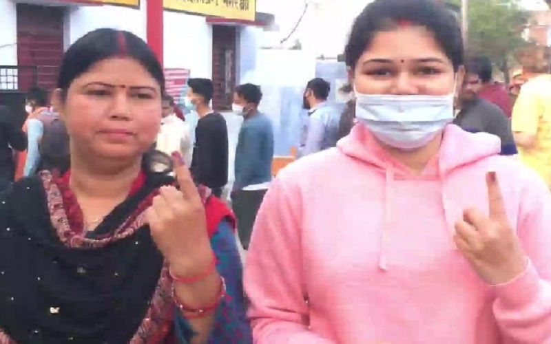 UP Elections 2022 : 55.70% voting in 61 seats in 5th phase, read condition of 12 districts