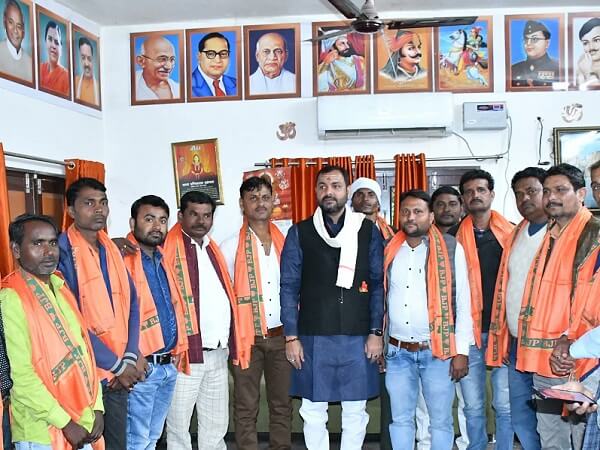 People of many political parties join BJP in support of BJP MLA in Banda