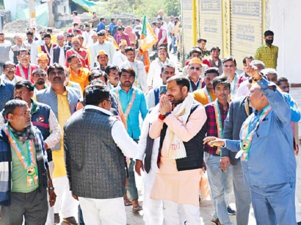 BJP candidate from Banda Sadar Prakash Dwivedi did door-to-door campaign