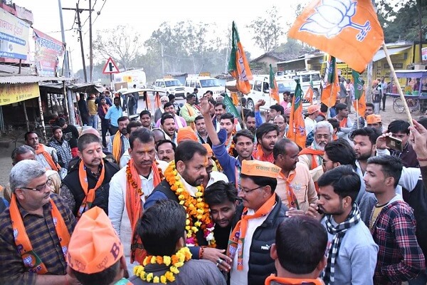 People of many political parties join BJP in support of BJP MLA in Banda