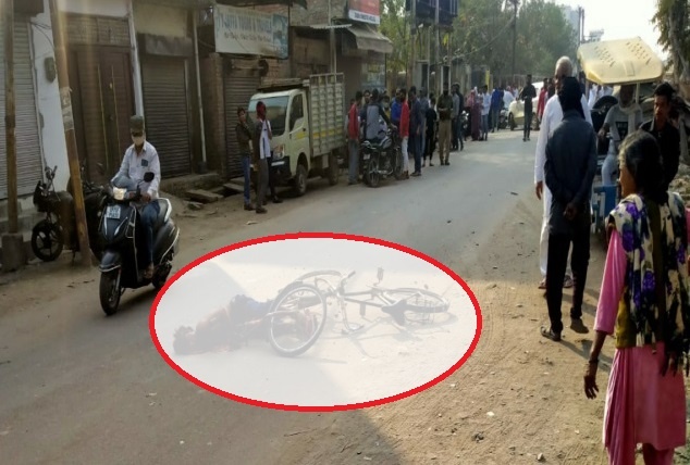 Amidst voting, two youths were carrying bombs on bicycle, one killed, ther injured in blast