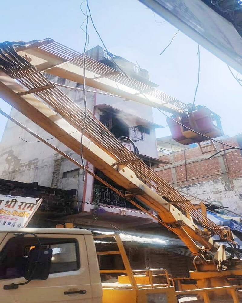 Breaking News : Massive fire broke out in building near Maheshwari Devi temple square in Banda