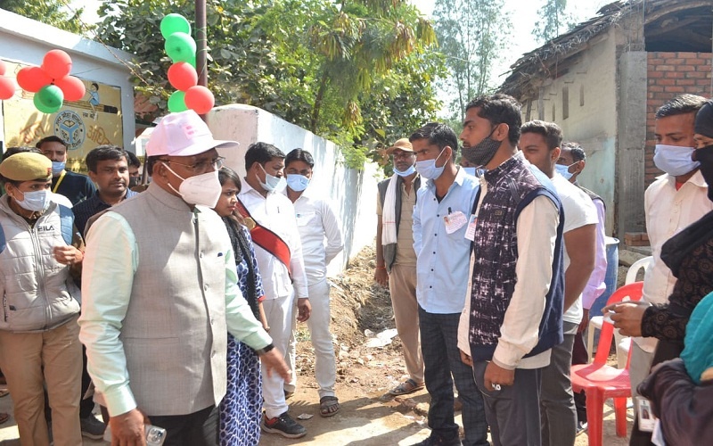 UP Elections 2022 : 37.60% polling till 1 pm in fourth phase in Banda