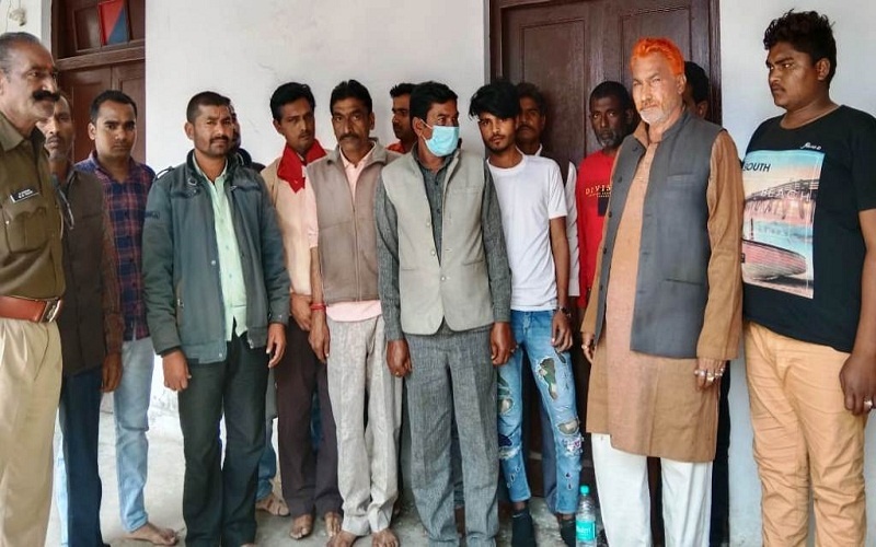 Police raid on big casino in posh area of Banda, 16 gamblers arrested, 70 thousand cash caught
