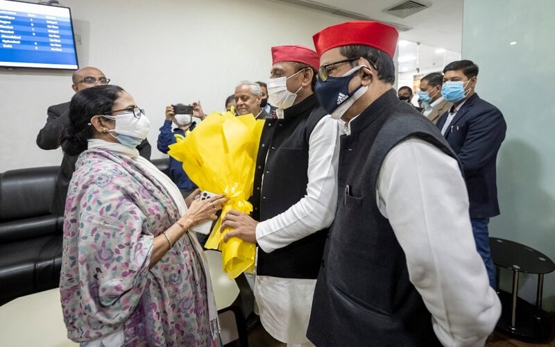 UP Election 2022 : Bengal CM Mamta Banerjee reaches Lucknow, will hold press conference tomorrow