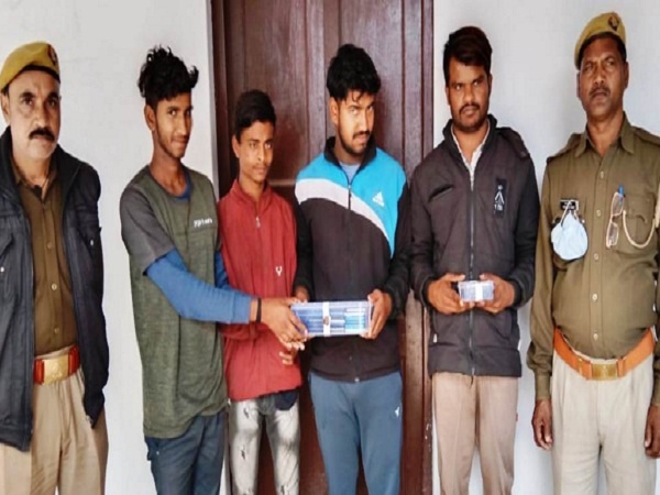 Breaking News : 23 youths from Jharkhand caught with Android stolen phone in Banda