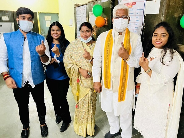 UP Election 2022 : 8.15% voting till 9 pm in the third phase today, Akhilesh Yadav-Swatantra Dev Singh casts votes