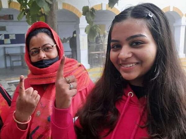 UP Elections 2022 : Voting continues for 58 seats in first phase, 623 candidates in fray