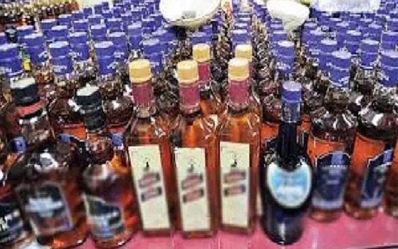 In Banda's Tindwari, police caught stolen liquor, seal contract-Excise officers appeared in  rescue