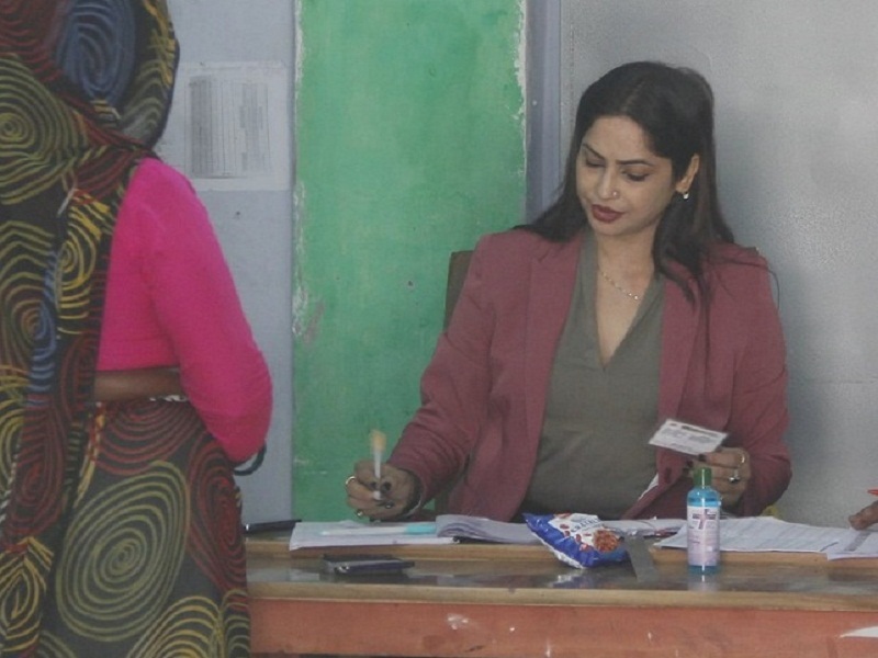 UP Elections 2022 : Bumper voting at polling officer Reena Dwivedi's booth in yellow sari, 50% voting till 11 am