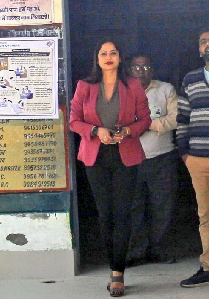 UP Elections 2022 : Bumper voting at polling officer Reena Dwivedi's booth in yellow sari, 50% voting till 11 am