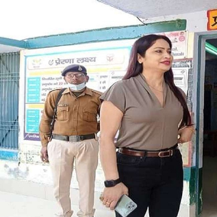 UP Elections 2022 : Bumper voting at polling officer Reena Dwivedi's booth in yellow sari, 50% voting till 11 am