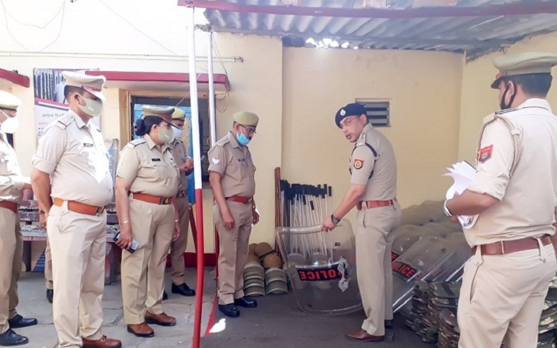 After inspecting Banda GRP police station, SP gave necessary instructions