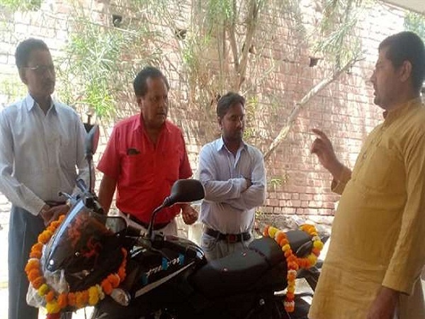 Akhilesh Yadav gave new motorcycle to youth who lost bike on condition of BJP's victory in Banda