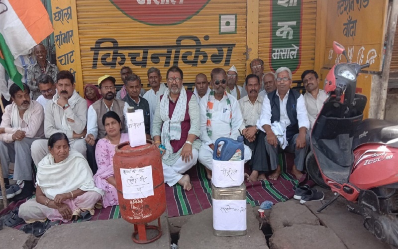 Demonstration of Congressmen against the increase of petrol and diesel in Banda