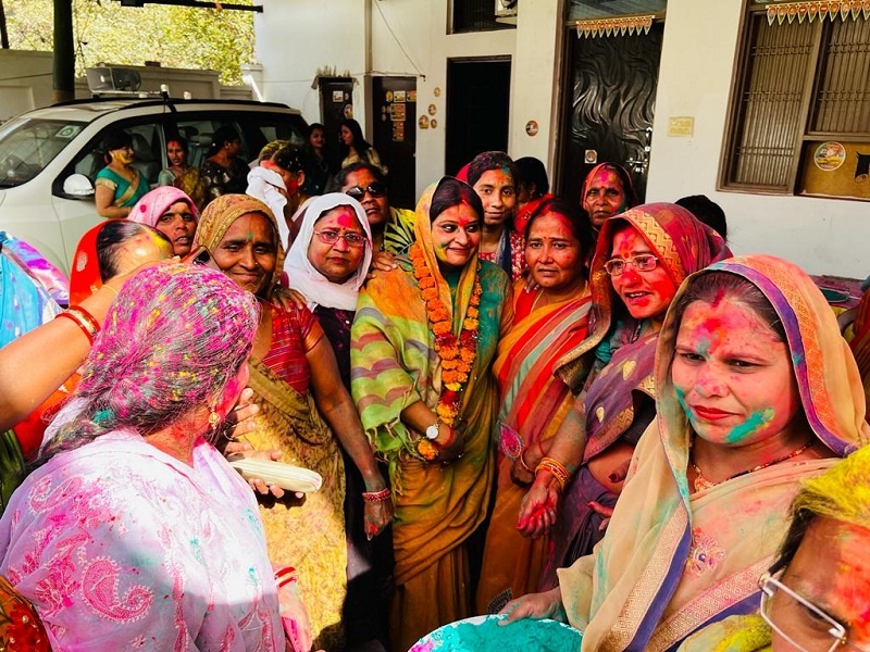 Holi meeting ceremony of former district panchayat president Sarita Dwivedi in Banda loudly