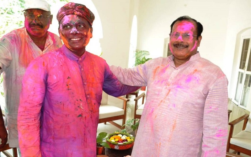 Holi : There lot of gulal between leaders-officers and public in Banda