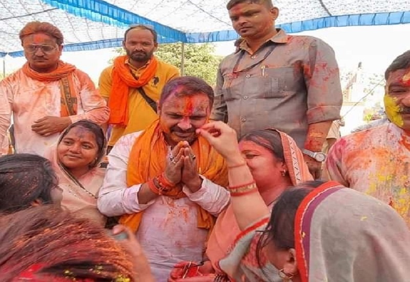Holi : There lot of gulal between leaders-officers and public in Banda
